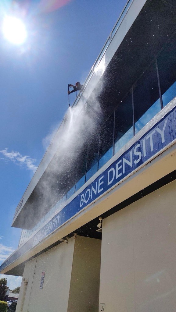 Garbage chute cleaning - Before and after